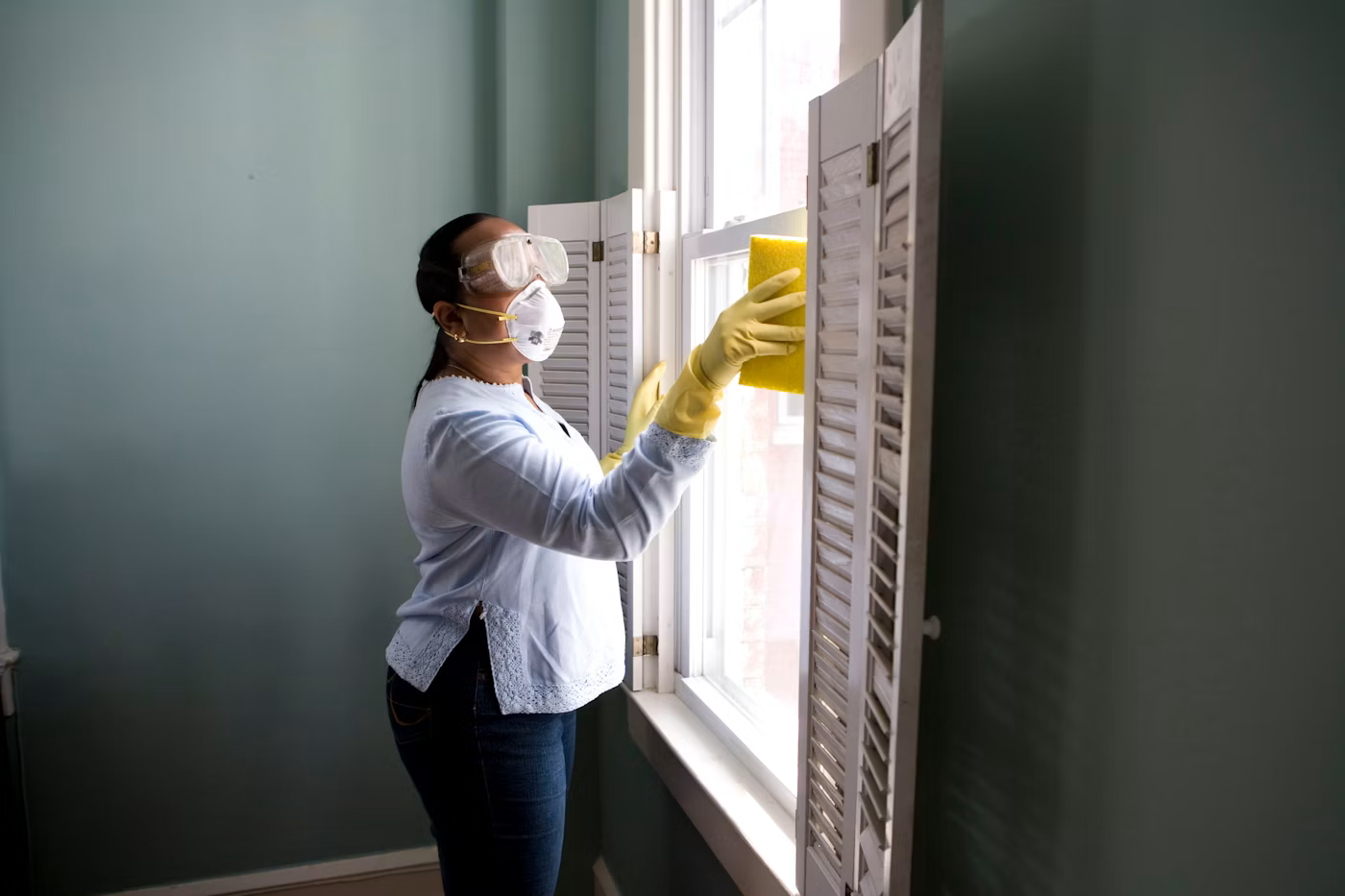 Choosing a Professional Cleaning Service When Your Bathroom Has No Window